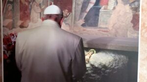 O Papa Francisco na gruta em reccio, em 2016, onde foi montado o primeiro presépio por São Francisco